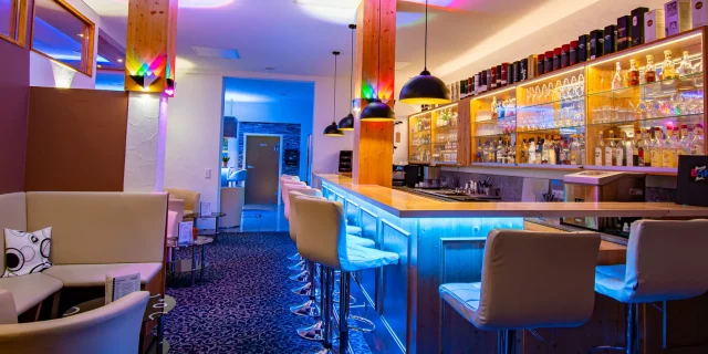 Wellnesshotel Albblick Rezeption Bar Tresen mit Sitzbank