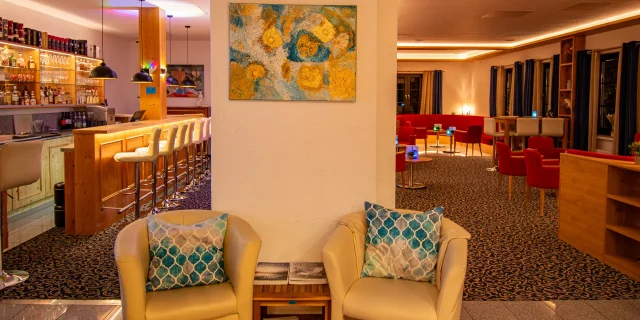 Wellnesshotel Albblick Rezeption Blick in Bar und Lounge