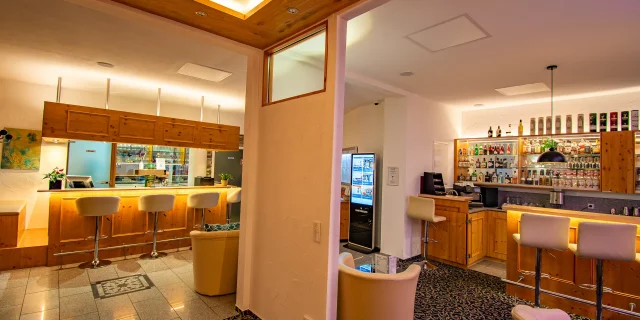 Wellnesshotel Albblick Rezeption Durchgang zu Lounge