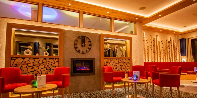 Wellnesshotel Albblick Rezeption Lounge Kaminplatz