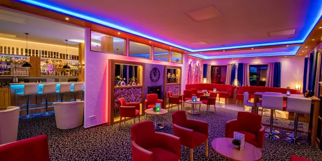 Wellnesshotel Albblick Rezeption Lounge LED Bunt