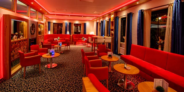 Wellnesshotel Albblick Rezeption Lounge LED Rot