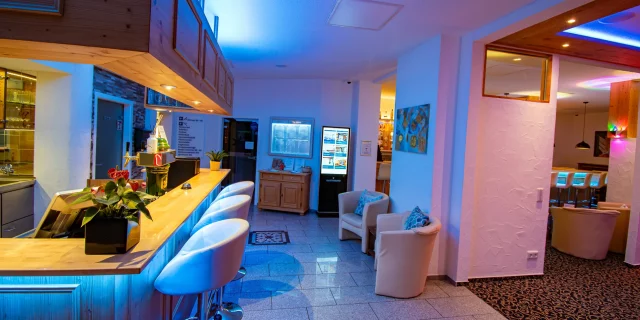 Wellnesshotel Albblick Rezeption mit Bar und Lounge