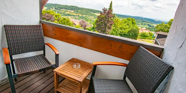 Wellnesshotel Albblick Zimmer Schwarzwald-Zimmer Balkon mit Moebel