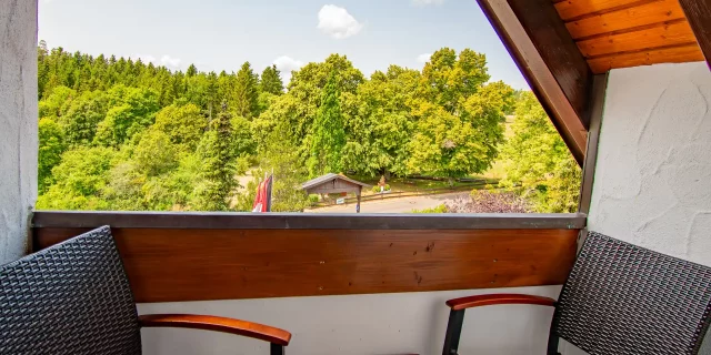 Wellnesshotel Albblick Zimmer Waldachtal-Zimmer Balkon mit Moebel
